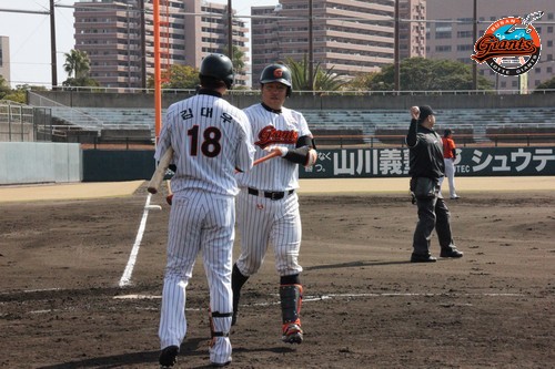 홈런치고 들어오는 강민호